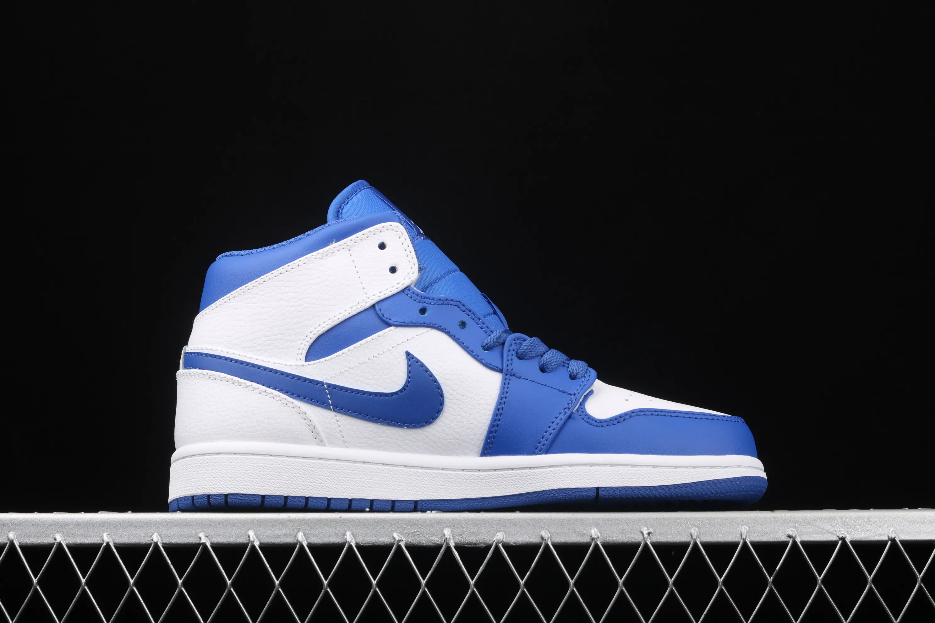 All categories Air Jordan Jordan series basketball shoes Air Jordan 1 Mid Air Jordan Mid AJ1 Joe 1 white and blue Little Lightning Zhongbang series basketball shoes 554724-114